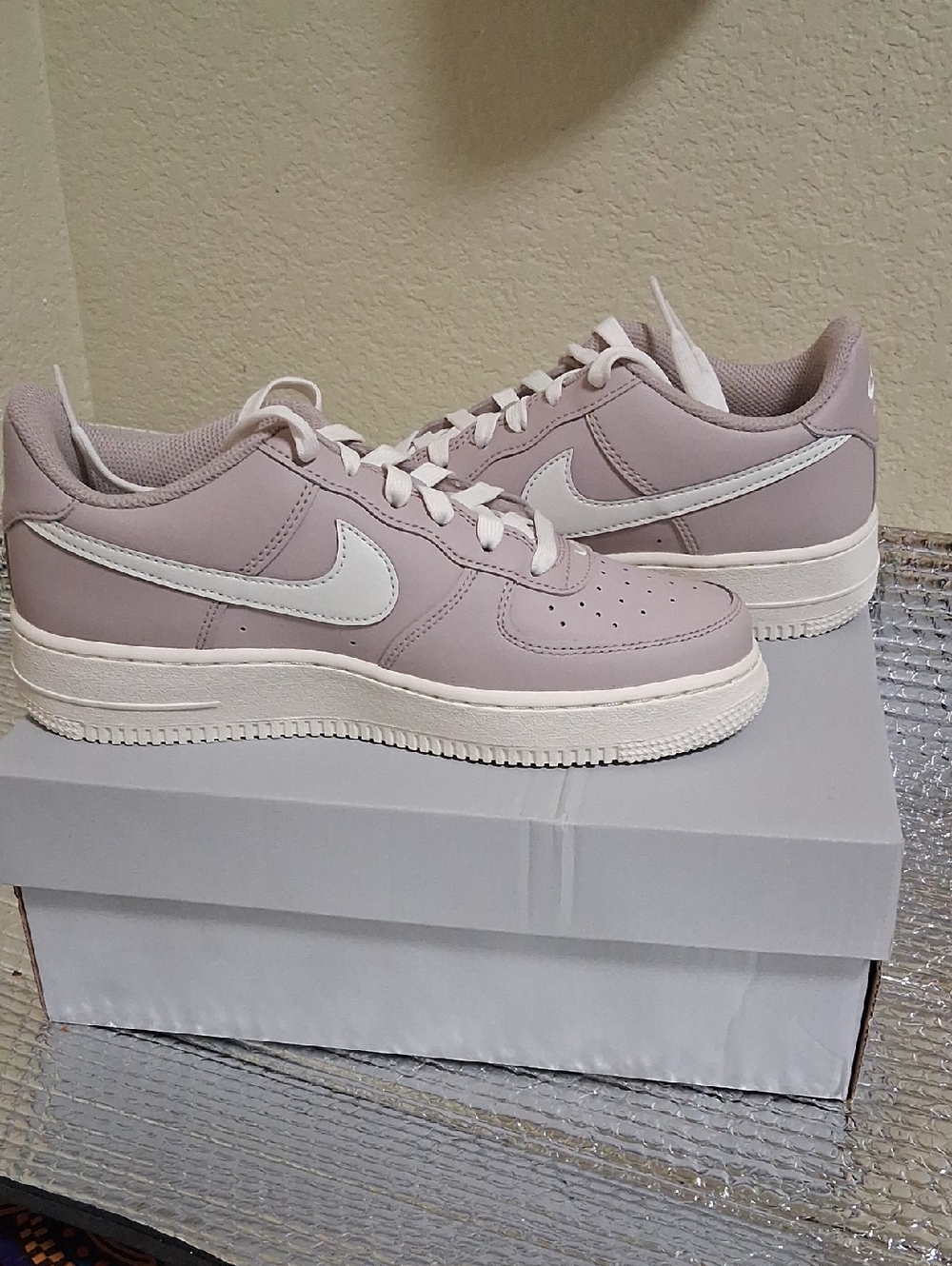 Nike Youth Low-Top Sneakers in Mauve and White